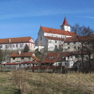 Horažďovice – Pohled na opevněné historické jádro Horažďovic z travnaté plochy za PROUDem.