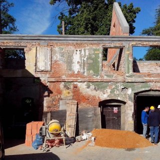 Průčelí z ulice – Nové štíty čekají na montáž střechy.