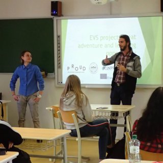 Dawid a Gosia giving a presentation about volunteering in SŠ Horažďovice and Gymnázium Sušice.