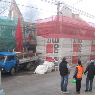 Rekonstrukce - začátek připomínal více demolici než stavbu.