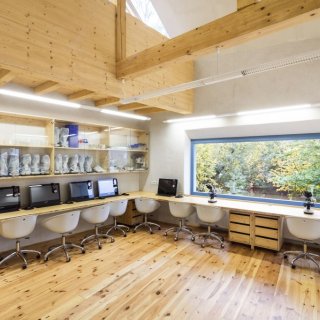 Badatelská učebna – 16 míst, počítače, mirkoskopy a malá chemická laboratoř v 2NP