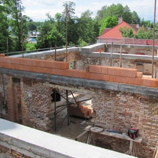 Pojoje Mendel a Bratři Presslové, zatím bez stropu – Zpevňování zdí a výstavba podkroví.