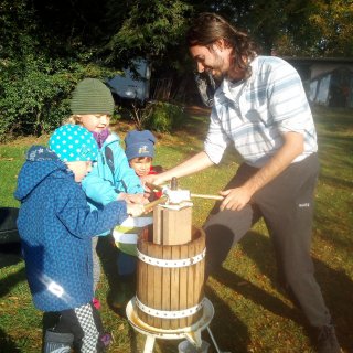 Education program for kindergarten - preparing fresh apple juice.