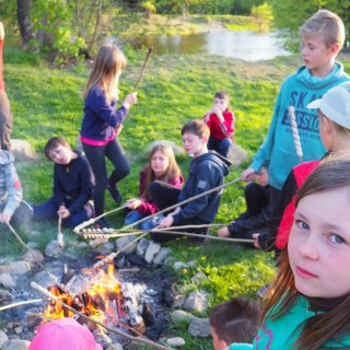 Večerní táborák na louce za PROUDem