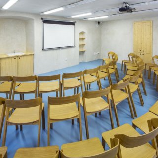 Audiovizuální učebna – Seminární místnost s kapacitou 39 míst a promítací technikou (3D dataprojektor + brýle, reproduktory, plátno).
