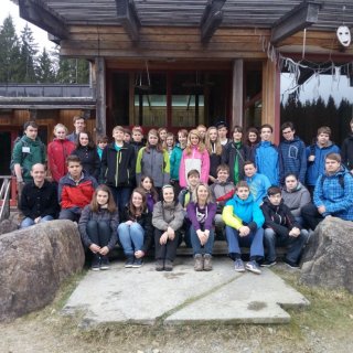 Pilotní výuka ve Wildniscampu – Poslední společná fotografie před návratem z bavorského Wildniscamp am Falkenstein.