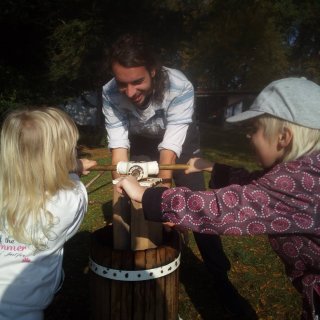 Education program for kindergarten - making fresh apple juice.